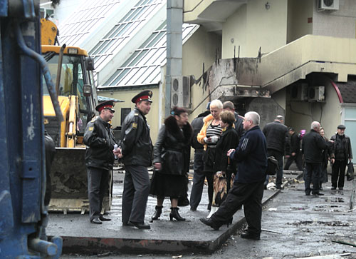 После пожара на территории Торговой галереи Сочи, 2 января 2010 года. Фото "Кавказского Узла" После пожара на территории Торговой галереи Сочи, 2 января 2010 года. Фото "Кавказского Узла"