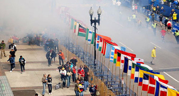 На месте происшествия в первую минуту после взрыва. Бостон, 15 мая 2013 г. Фото Aaron "tango" Tang from cambridge, ma, usa, http://commons.wikimedia.org/