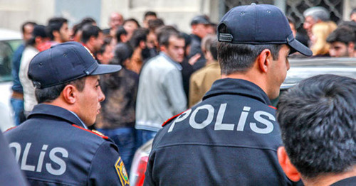 Сотрудники правоохранительных органов возле здания, где проходит заседание суда в отношении активистов «Nidа». Баку, 5 ноября 2013 г. Фото Азиза Каримова для «Кавказского узла» 