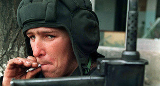 Чеченский боевик с самодельным оружием в руках во время штурма Грозного,Январь 1995. Фото: Михаил Евстафьев. Wikimedia Commons.