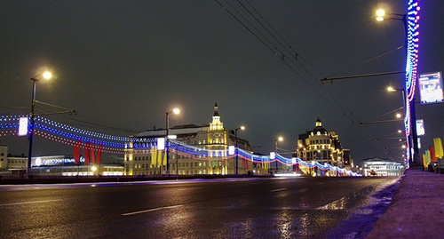 Большой Москворецкий мост, вид в сторону улицы Малой Ордынки, место убийства Немцова. Фото Alessio Damato https://ru.wikipedia.org/wiki/%D0%A3%D0%B1%D0%B8%D0%B9%D1%81%D1%82%D0%B2%D0%BE_%D0%91%D0%BE%D1%80%D0%B8%D1%81%D0%B0_%D0%9D%D0%B5%D0%BC%D1%86%D0%BE%D0%B2%D0%B0
