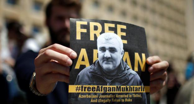 Участник акции в Тбилиси держит в руках плакат "Свободу Афгану!". Фото Инны Кукуджановой для "Кавказского узла".