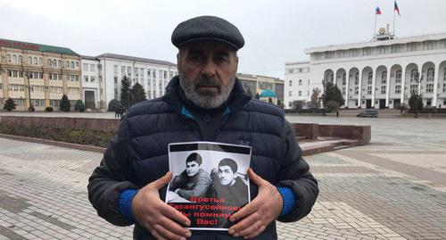 Муртазали Гасангусейнов в одиночном пикете. Махачкала, 1 февраля 2019 года. Фото Патимат Махмудовой для "Кавказского узла"