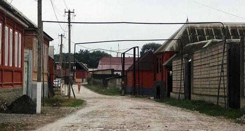 Газовые трубы над улицей чеченского села. Фото Магомеда Магомедова для "Кавказского узла"