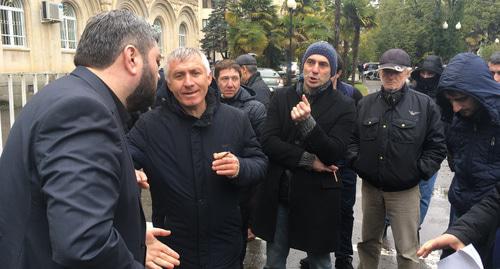 Инициаторы митинга с депутатом Астамуром Логуа (второй слева). Фото корреспондента "Кавказского узла"
