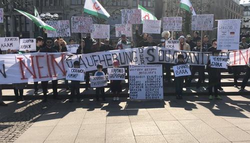 Митинг в поддержку ингушских активистов в Гамбурге 7 апреля. Фото: скриншот с видео на канале в Youtube
Фортанга Org https://www.youtube.com/watch?v=Qc0fonXrffc&feature=youtu.be