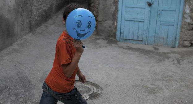 Мальчик с воздушным шаром в селе Гимры, Дагестан. Фото: REUTERS/Handout