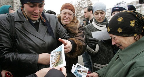 Родственники погибших. Нальчик, октябрь 2005 г. Фото: REUTERS/Viktor Korotayev Родственники погибших. Нальчик, октябрь 2005 г. Фото: REUTERS/Viktor Korotayev