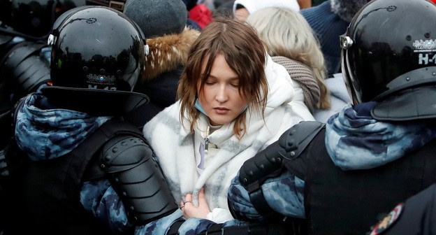 Силовики задерживают женщину во время митинга в поддержку Алексея Навального в Москве 23 января 2021 года. Фото: REUTERS/Максим Шеметов