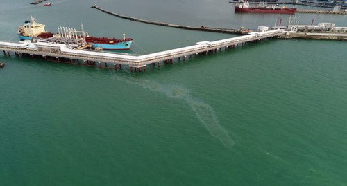 Загрязнение нефтепродуктами моря 
 возле Туапсе. Фото пресс-службы ГУ МЧС РФ по Краснодарскому краю
