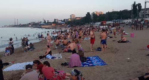 Отдыхающие на городском пляже в Махачкале. Кадр видео "Бюро переводов" https://www.youtube.com/watch?v=VHiui7lZNkM
