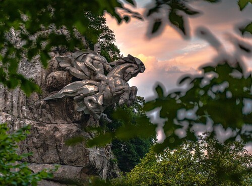 Скульптура Уастырджи в Алагирском ущелье.
Фото opalania.ru 
Общественной палаты РСО-Алания