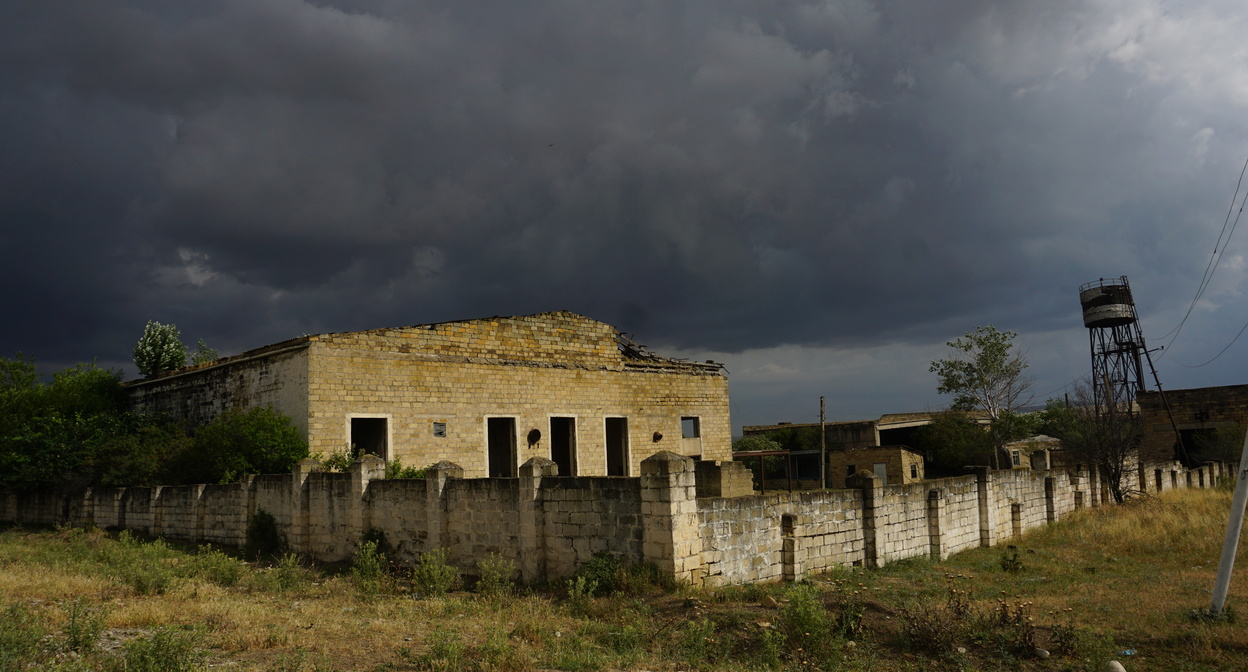Раньше в Шамахы было 12 винодельных заводов, все они были разрушены, восстановлен только один из них. Шамахы, Азербайджан. Фото Ислам Шыхали.