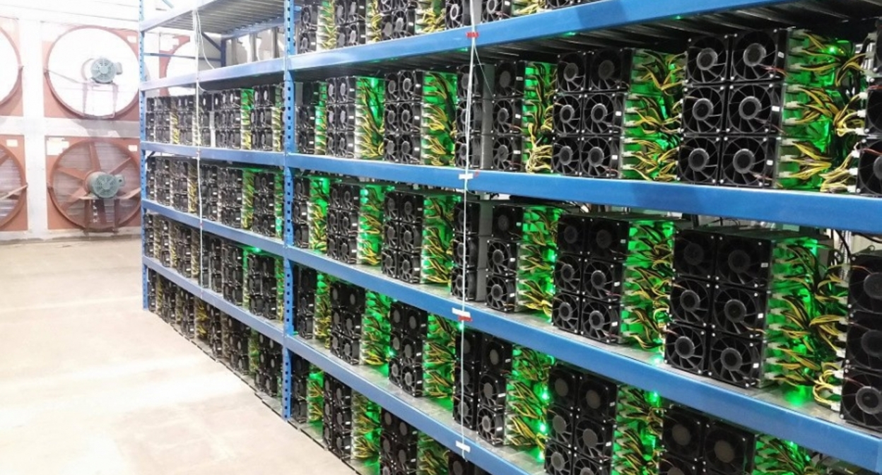 Bitcoin mining отзывы. Биткоин ферма асик. Майнинг ферма асики. Майнинг ферма айсик. Майнинговая ферма Абхазия.