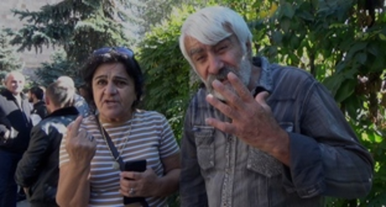 Беженец из Степанакерта Гурген Бабаян (справа) и его супруга Наира. Ереван, 20 октября 2023 года. Фото Армине Мартиросян для "Кавказского узла".