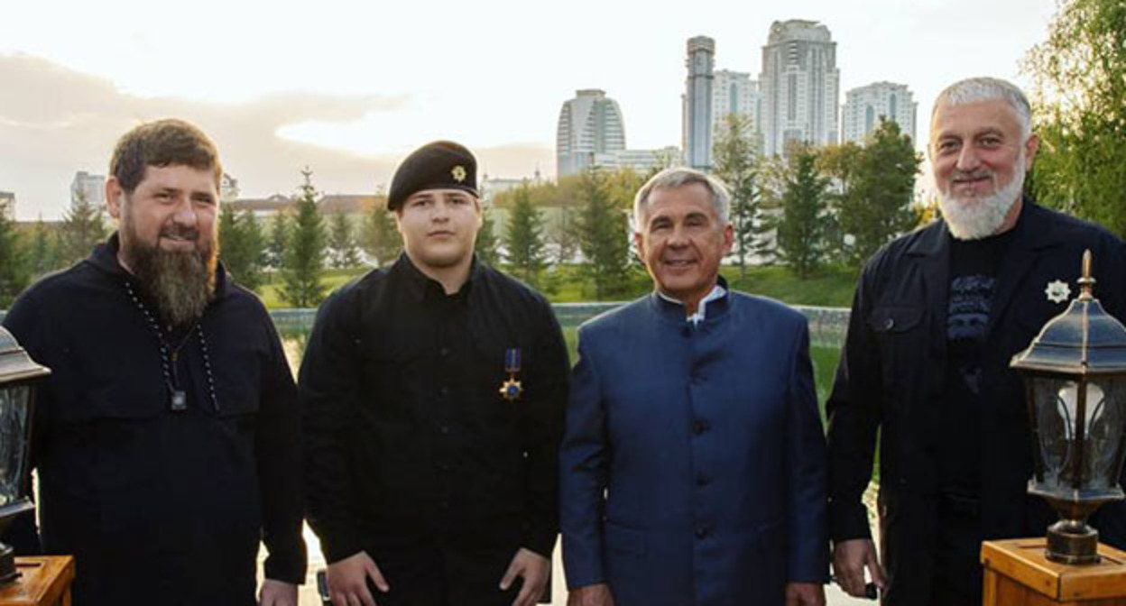 Рамзн Кадыров и Адам Кадыров (слева направо). Скриншот видео https://t.me/adelimkhanov_05/2444