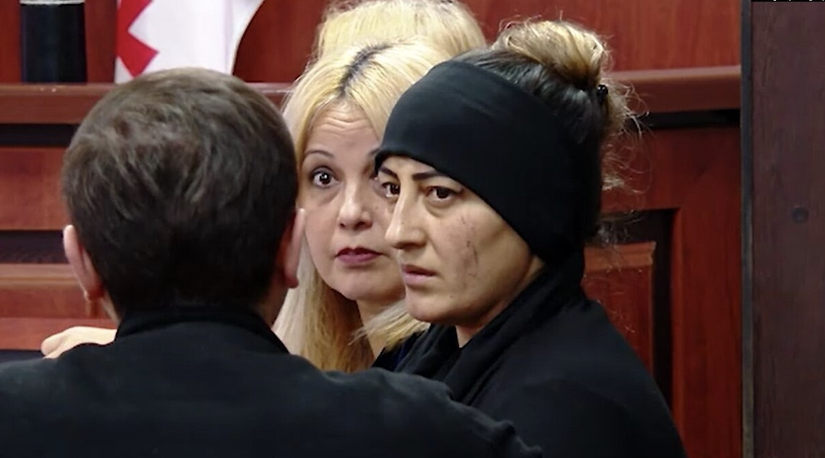 Мать Айтадж Шахмаровой на заседании суда. Фото: кадр из видео «Мтавари архи»