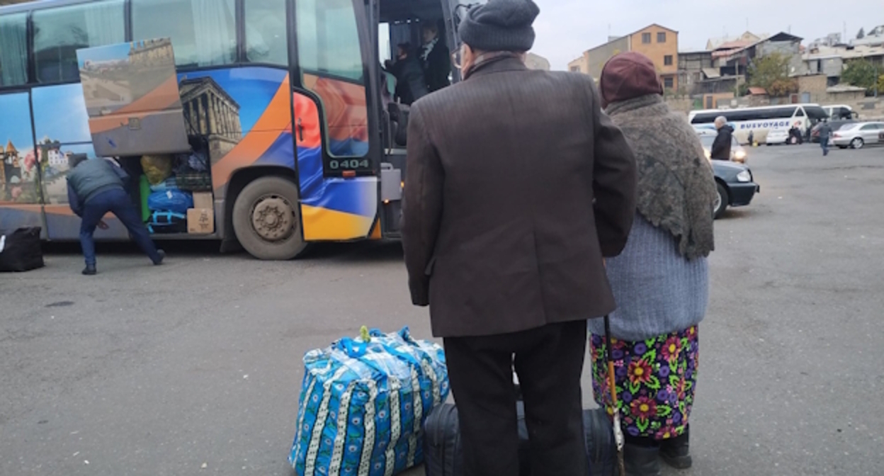 Беженцы перед посадкой в автобус, фото: Армине Мартиросян для "Кавказского узла".