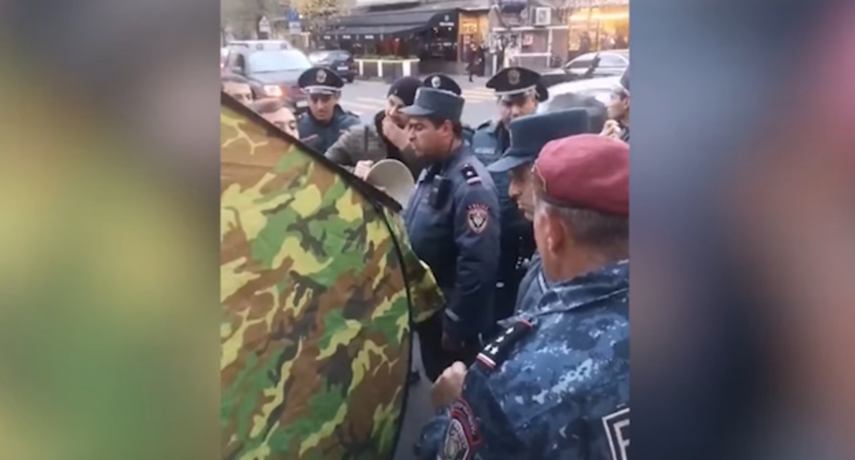 Полицейские и участники протестной акции в Ереване, стоп-кадр видео NEWS AM https://www.youtube.com/watch?v=3ehKEB3_XsA&t=63s