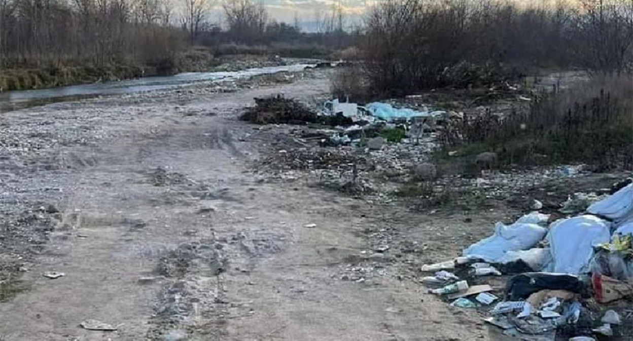 Стихийная свалка в русле реки около села Шалушка. Скриншот публикации https://www.instagram.com/p/C0I4vl-NbC