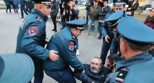 Полицейские задерживают участника шествия. Ереван, 2 декабря 2023 года. Фото со страницы инициативной группы "Занг" в Facebook (деятельность компании Meta, которая владеет Facebook, запрещена в России).