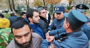 Полицейские задерживают участников шествия. Ереван, 2 декабря 2023 года. Фото со страницы инициативной группы "Занг" в Facebook (деятельность компании Meta, которая владеет Facebook, запрещена в России).