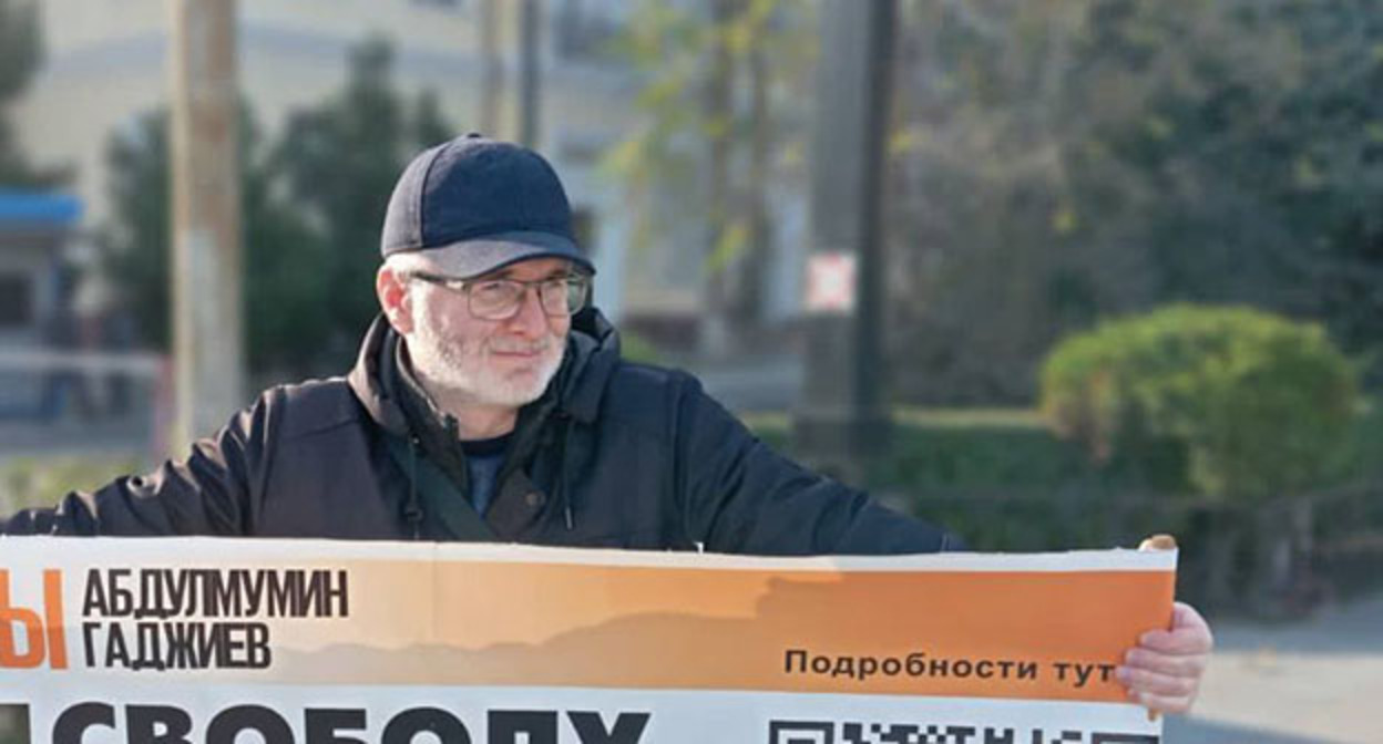Магомед Магомедов в одиночном пикете. Махачкала, 4 декабря 2023 г. Фото: Телеграм-канал "Черновик"