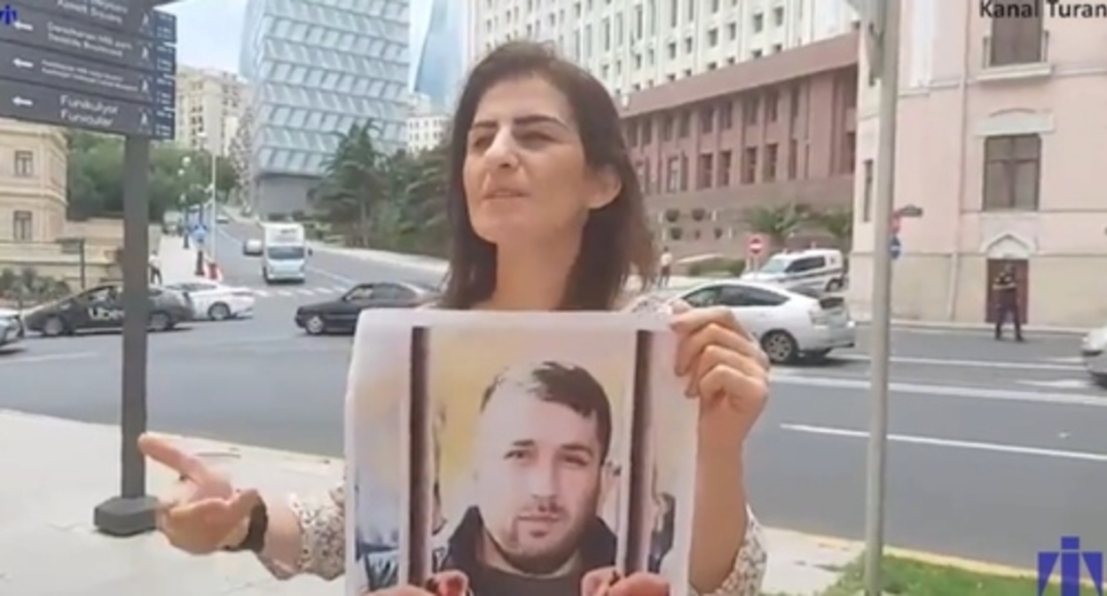 Супруга Самира Ашурова с портретом мужа. Июль 2023 года. Кадр видео Turan https://www.youtube.com/watch?v=fnZ9Z9V6u7k