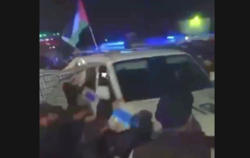 Погромщики пытаются перевернуть машину полиции. Скриншот видео https://t.me/ostorozhno_novosti/20843