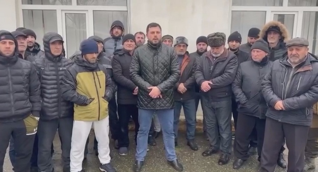 Жители поселка Богатыревка обращаются к Владимиру Путину. Кадр видео из телеграм-канала "Черновика" https://t.me/chernovik/64870