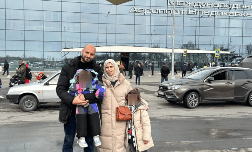 Семья беженцев из Палестины в аэропорту Владикавказа. Скриншот фото из Telegram-канала Миннаца Ингушетии от 27.01.24, https://t.me/minnac06/3508
