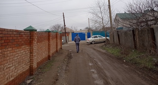 Сотрудник полиции недалеко от дома, где жил Сергей Данилов, фото корреспондента "Кавказского узла"
