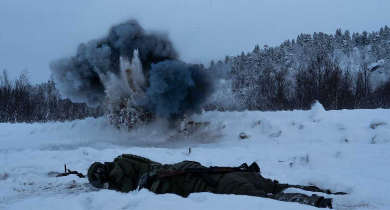 Военные инженеры укрываются от взрыва. Фото: сайт Минобороны РФ
