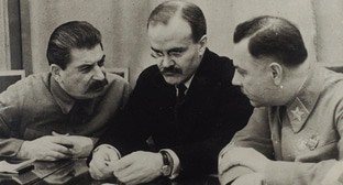 Иосиф Сталин, Вячеслав Молотов и Клим Ворошилов (слева направо). конец 1930-х годов. Фото: https://commons.wikimedia.org/