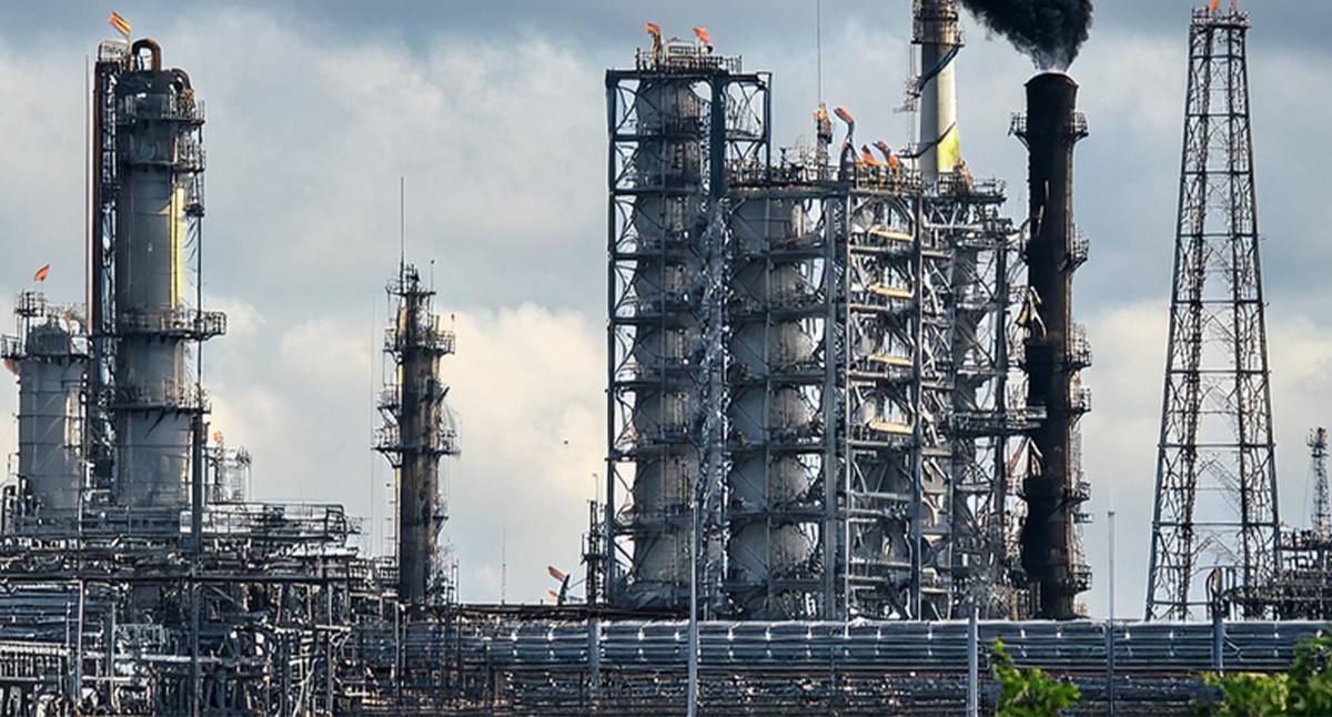 Нефтеперерабатывающий заводов. Иллюстрация создана «Кавказским узлом» с помощью ИИ в программе Photoshop 