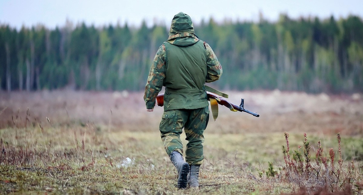 Военный на СВО. Иллюстрация создана «Кавказским узлом» с помощью ИИ в программе Photoshop