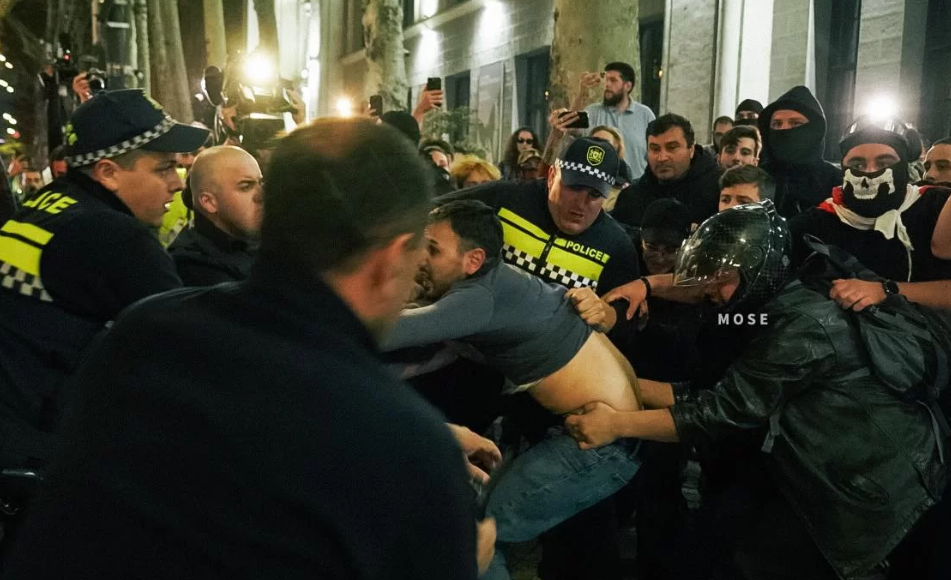 Задержания у парламента Грузии. Скриншот фото "Новости Грузии" от 28.03.25, https://www.newsgeorgia.ge/policija-zaderzhala-eshhe-neskolko-uchastnikov-protestnoj-akcii-v-tbilisi/