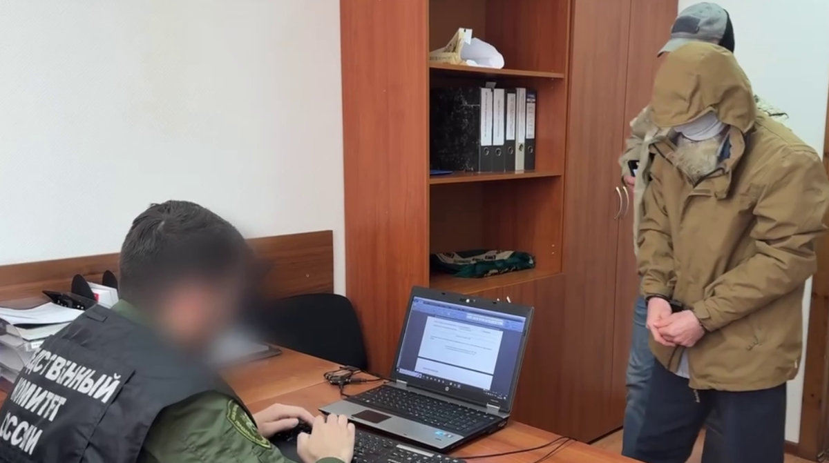 Обвиняемый в кабинете следователя. Стоп-кадр видео управления Следкома России по Ингушетии от 29.03.25, https://t.me/su_skr06/3274.