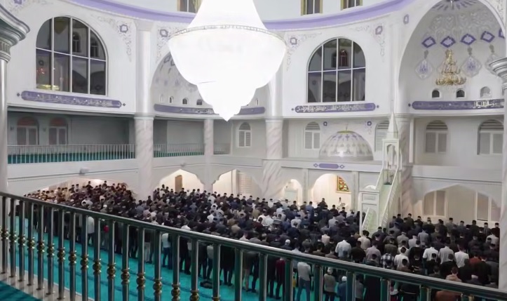 В ингушской мечети. 30 марта 2025 года. Кадр видео из телеграм-канала "Новости Ингушетии" https://t.me/ingushetia_official/19199