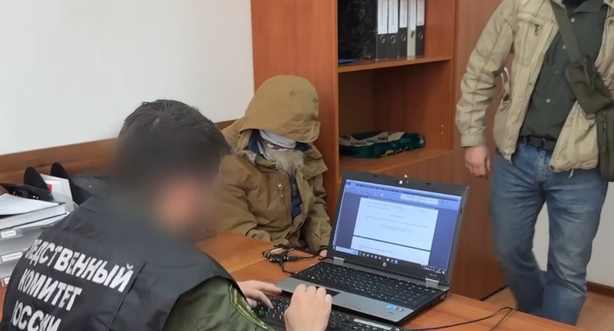Обвиняемый в кабинете следователя. Стоп-кадр видео управления Следкома России по Ингушетии от 29.03.25, https://t.me/su_skr06/3274.
