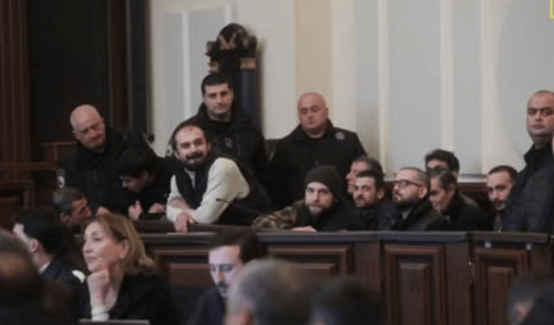 Подсудимые на заседании. Скриншот фото Publika от 10.01.25, https://publika.ge/sasamartlom-aqciebis-gamo-dakavebuli-11-piri-kvlav-patimrobashi-datova/