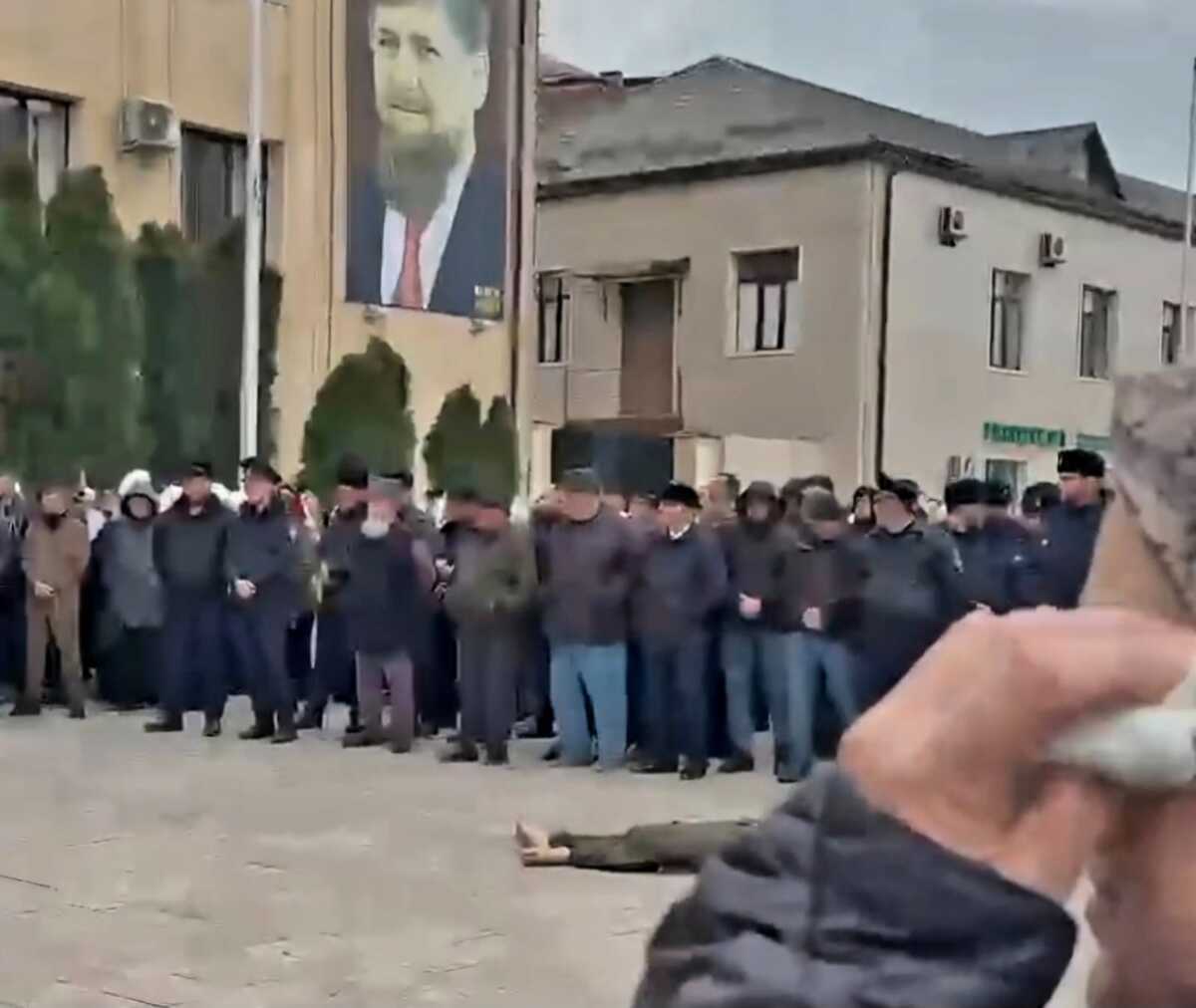 Труп убитого в Ачхой-Мартане выставлен на площади перед администрацией. Стоп-кадр видео, опубликованного в телеграм-канале "ЧП Кавказ"