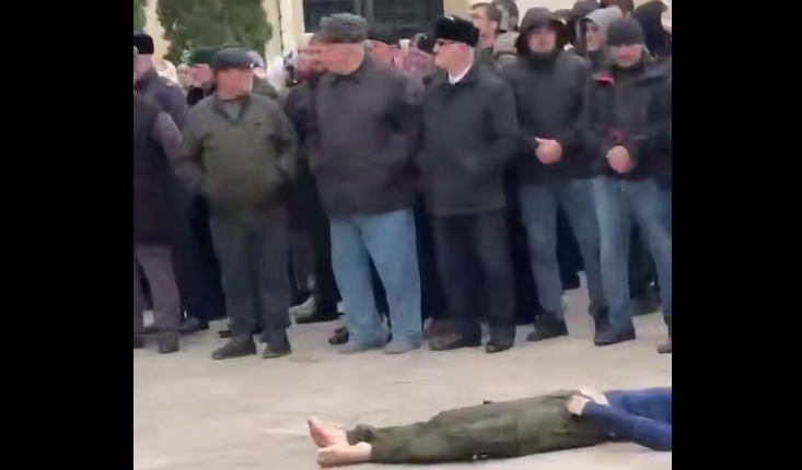 Митинг над телом убитого при атаке на пост ДПС подростка. Стоп-кадр видео из Telegram-канала Тумсо Абдурахманова (признан иноагентом) от 09.04.25, https://t.me/abusaddamshishani/6578