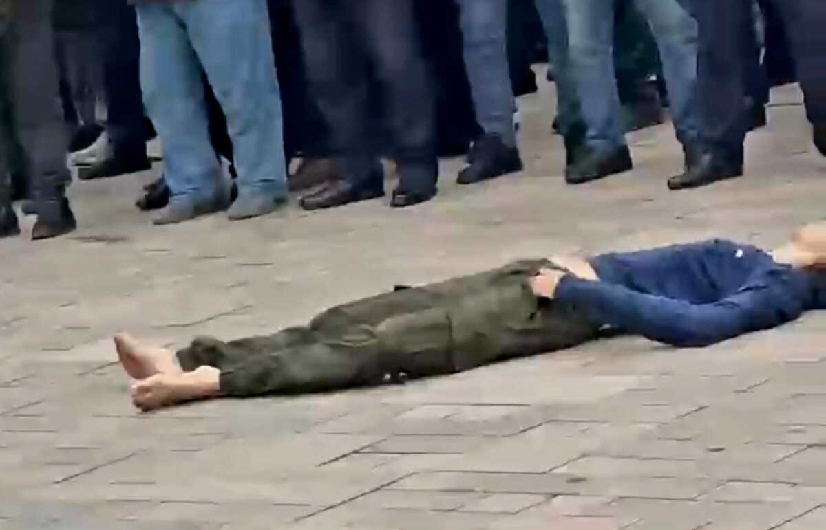 Митинг над телом убитого силовиками в Ачхой-Мартане. Стоп-кадр видео, обнародованного оппозиционным властям Чечни телеграм-каналом.