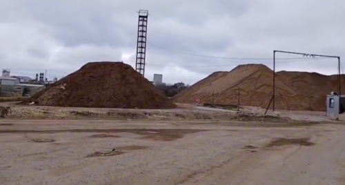 Горы песка на полигоне у хутора Воскресенский. Стоп-кадр видео из Telegram-канала "Анапа гражданская" от 09.04.25, https://t.me/anapa_grazhdan/8683.