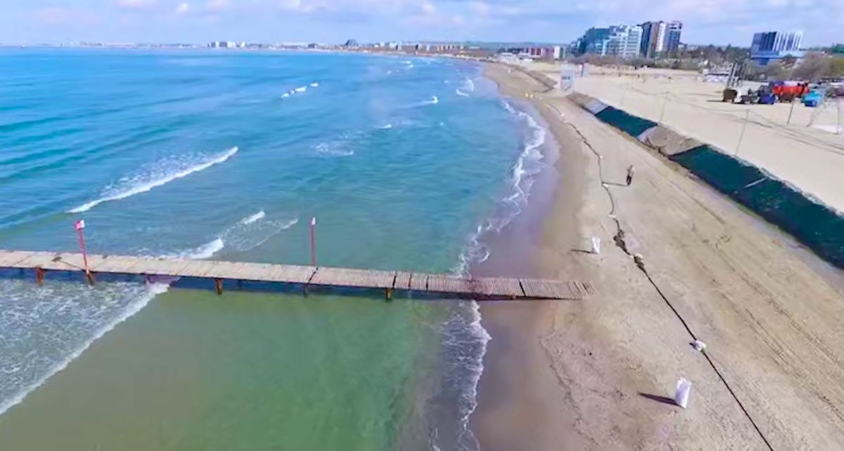 Берег моря в Анапе. 10 апреля 2025 года. Кадр видео оперштаба Кубани https://t.me/opershtab23/13199