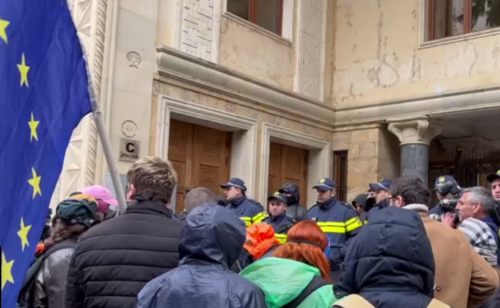 Протестующие и силовики у заднего входа в парламент Грузии. Стоп-кадр видео Tbilisi Life от 12.04.25, https://t.me/Tbilisi_life/38858.