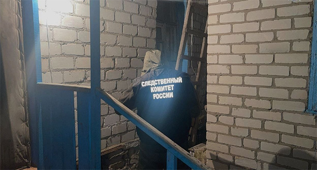 Сотрудник правоохранительных органов на месте совершения суицида подростком. Март 2025 г. Фото: Следком Калмыкии