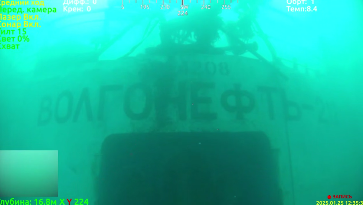 Затонувшая часть "Волгонефти-212", подводная съемка. Стоп-кадр видео оперштаба Краснодарского края от 26.01.25, https://t.me/opershtab23/11175