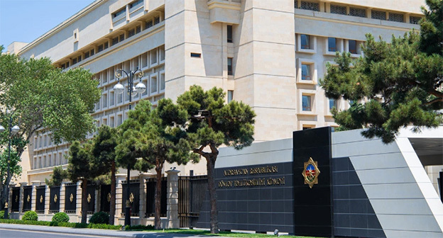 В Бакинский суд по тяжким преступлениям. Фото: APA https://ru.apa.az/incident/v-azerbaidzane-obvinyaemyi-v-gosizmene-predstal-pered-sudom-610455